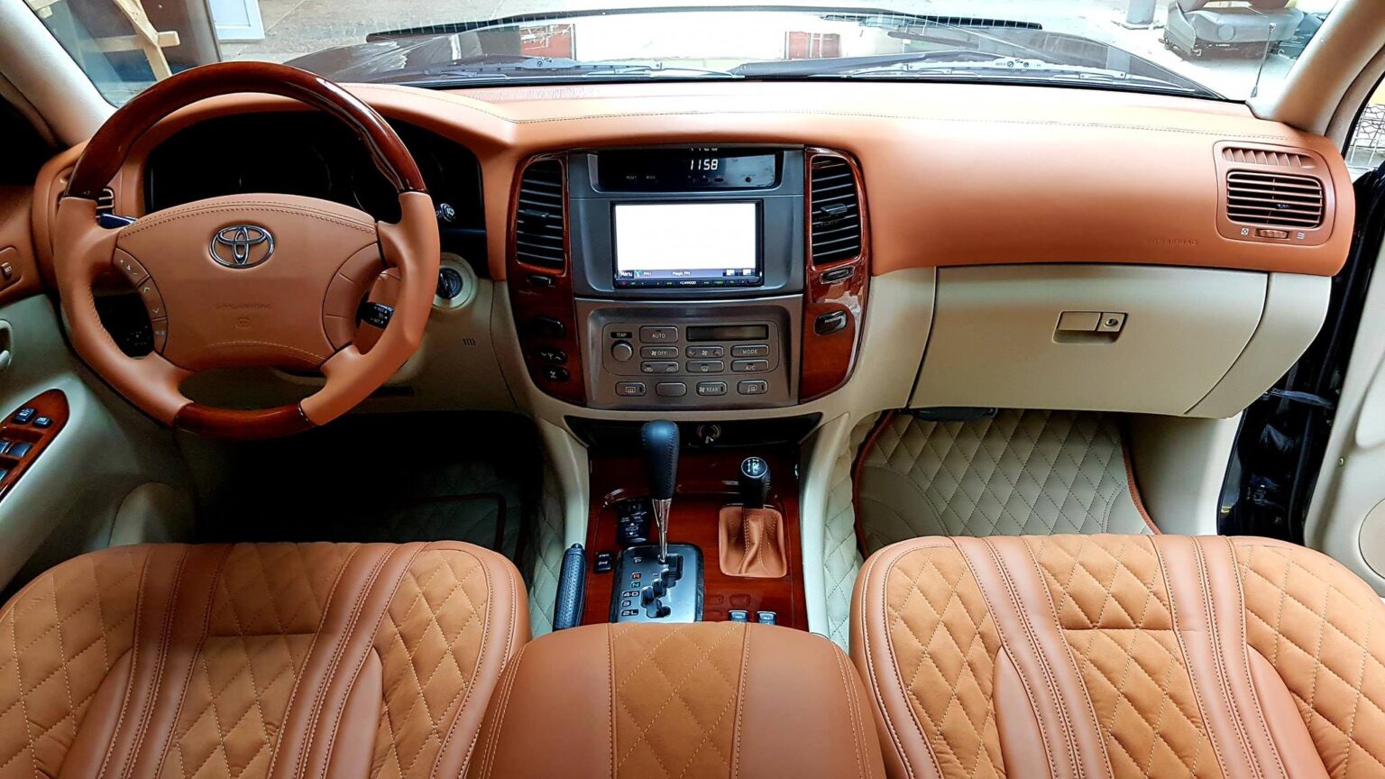 Toyota Land Cruiser 100 Interior