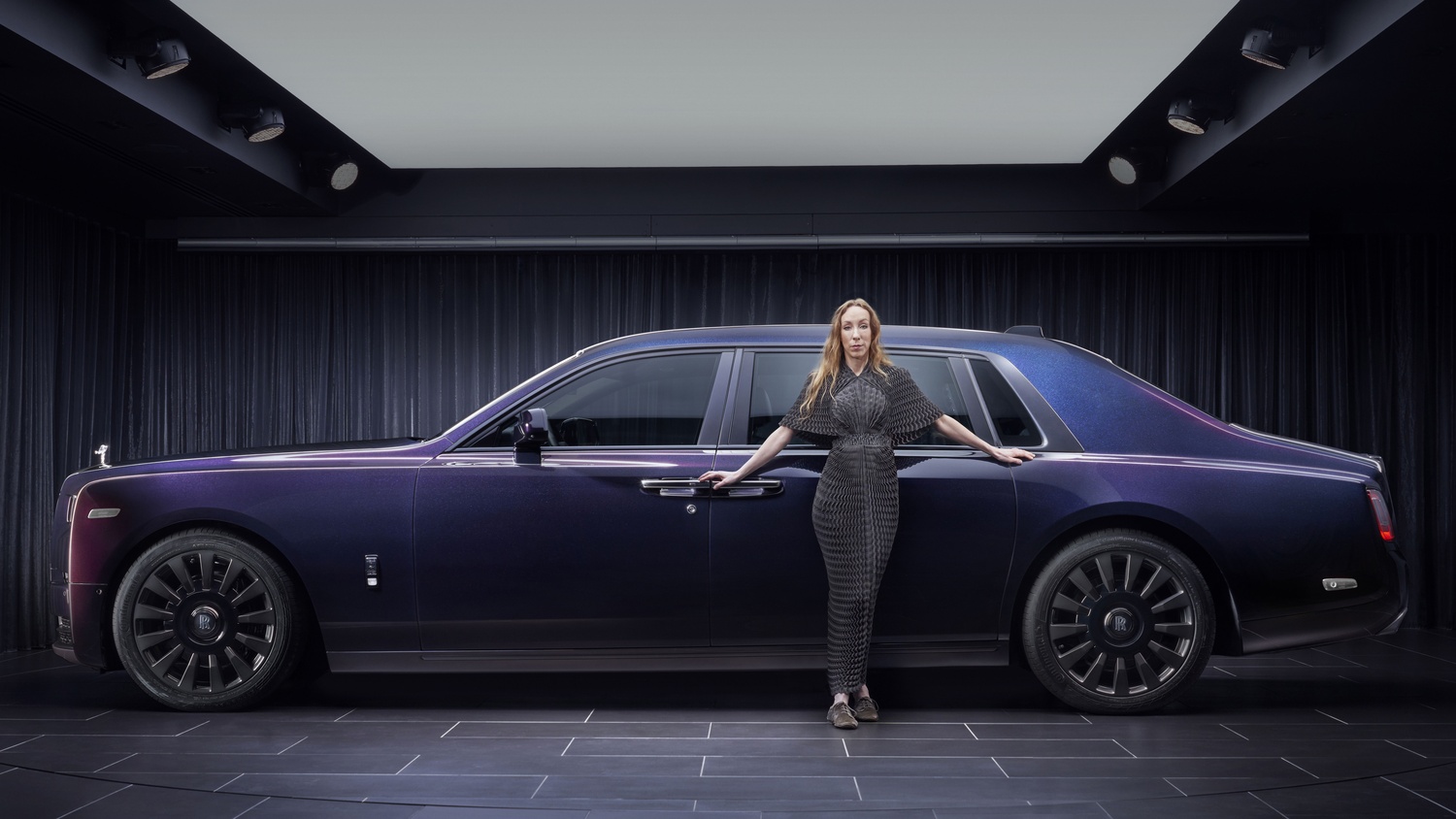 video) Unicul Rolls-Royce Phantom Syntopia - pur şi simplu trebuie să vezi  ce ascunde la interior