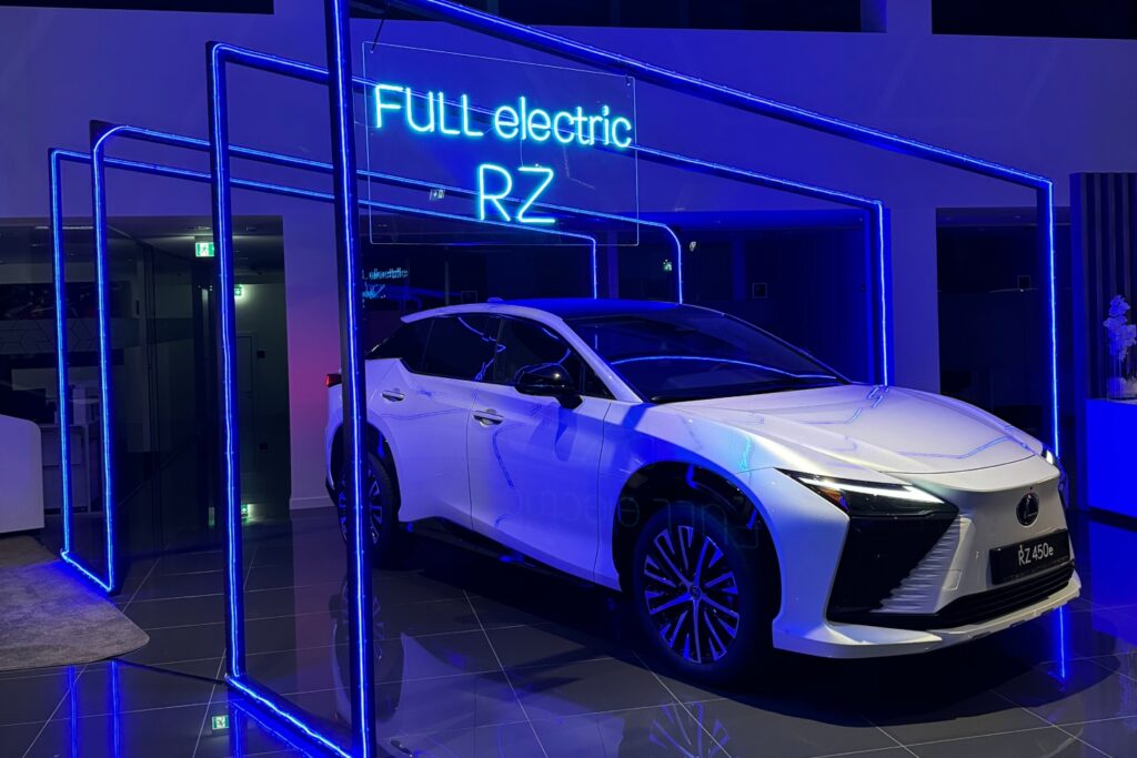 Lexus a intrat pe piata de masini electrice cu modelul RZ