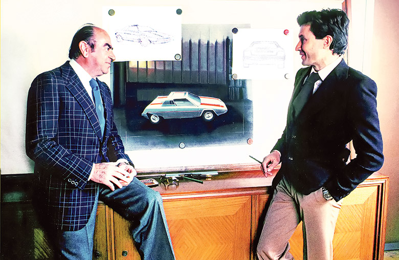 Nuccio Bertone și Marcello Gandini (dreapta) cu desenele Ferrari Rainbow în 1975/76