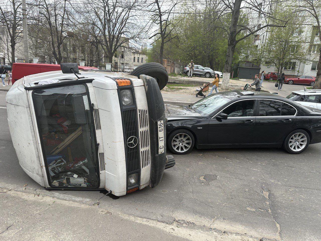 Microbuz răsturnat pe strada Vasile Lupu