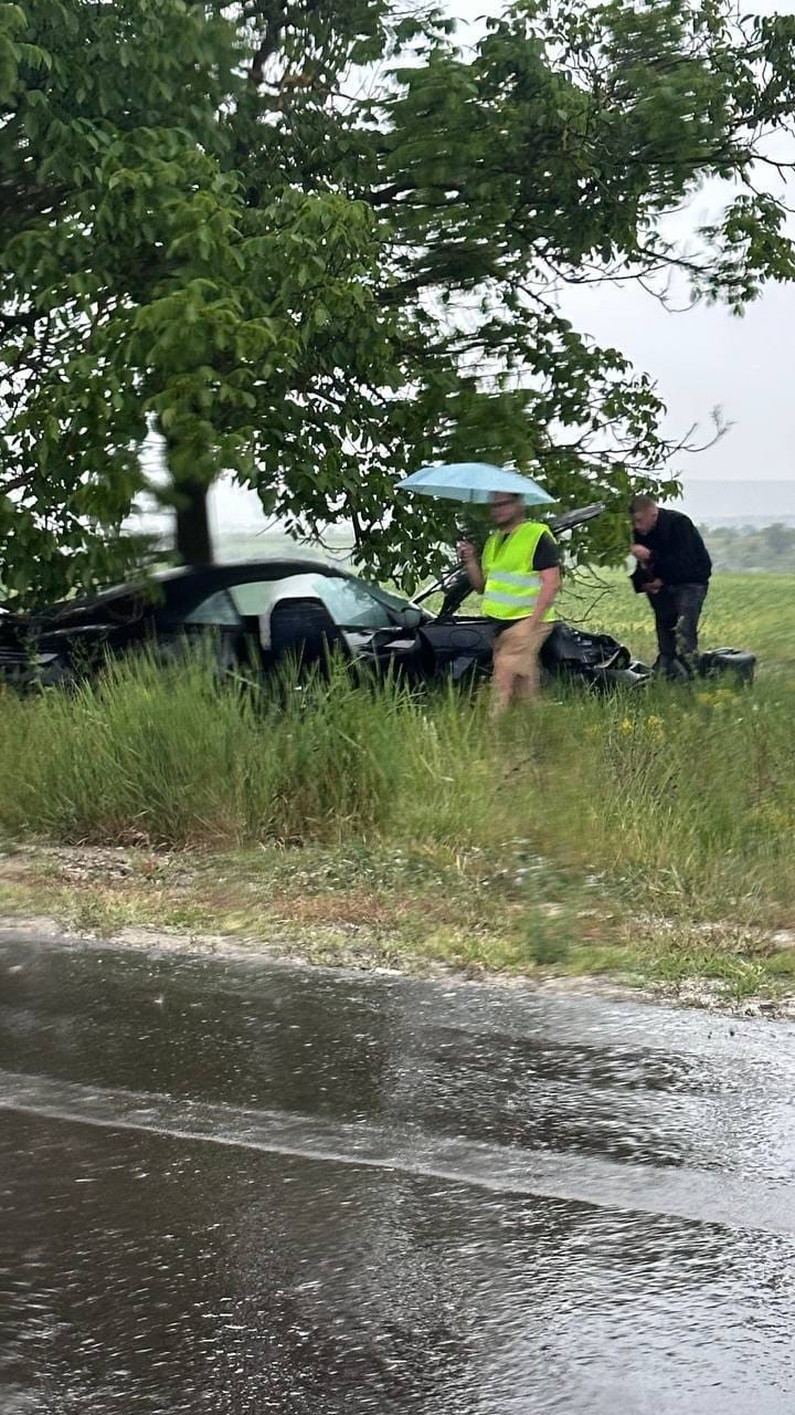 Accident cu Porsche 911 pe vreme ploioasă