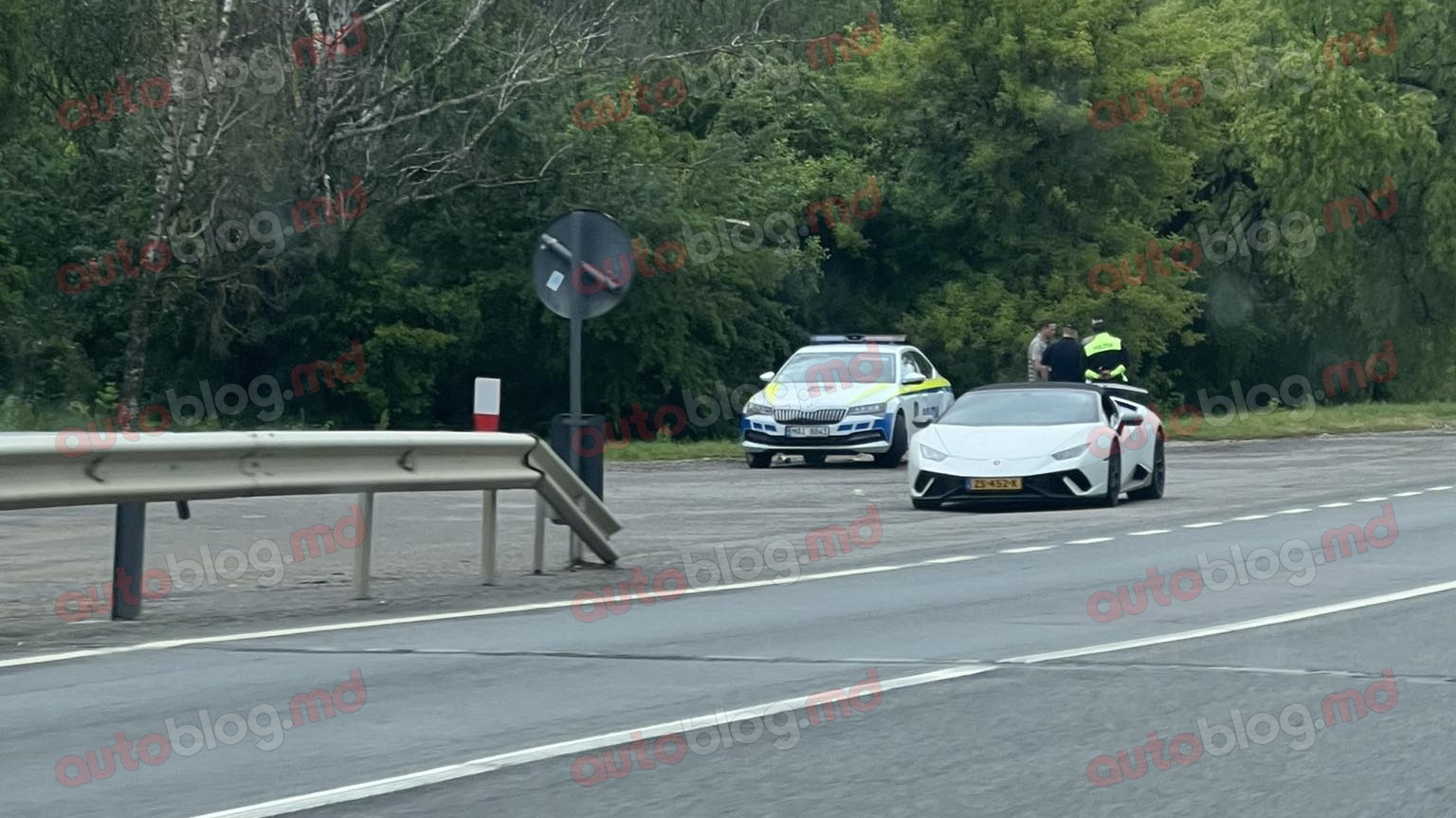 Lamborghini Huracan Performante Spyder, tras pe dreapta de un echipaj INSP