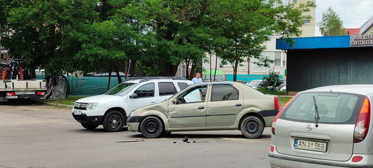 Accident bizar în Chișinău. Vezi cum s-a răsturnat un Logan pe strada Miorița