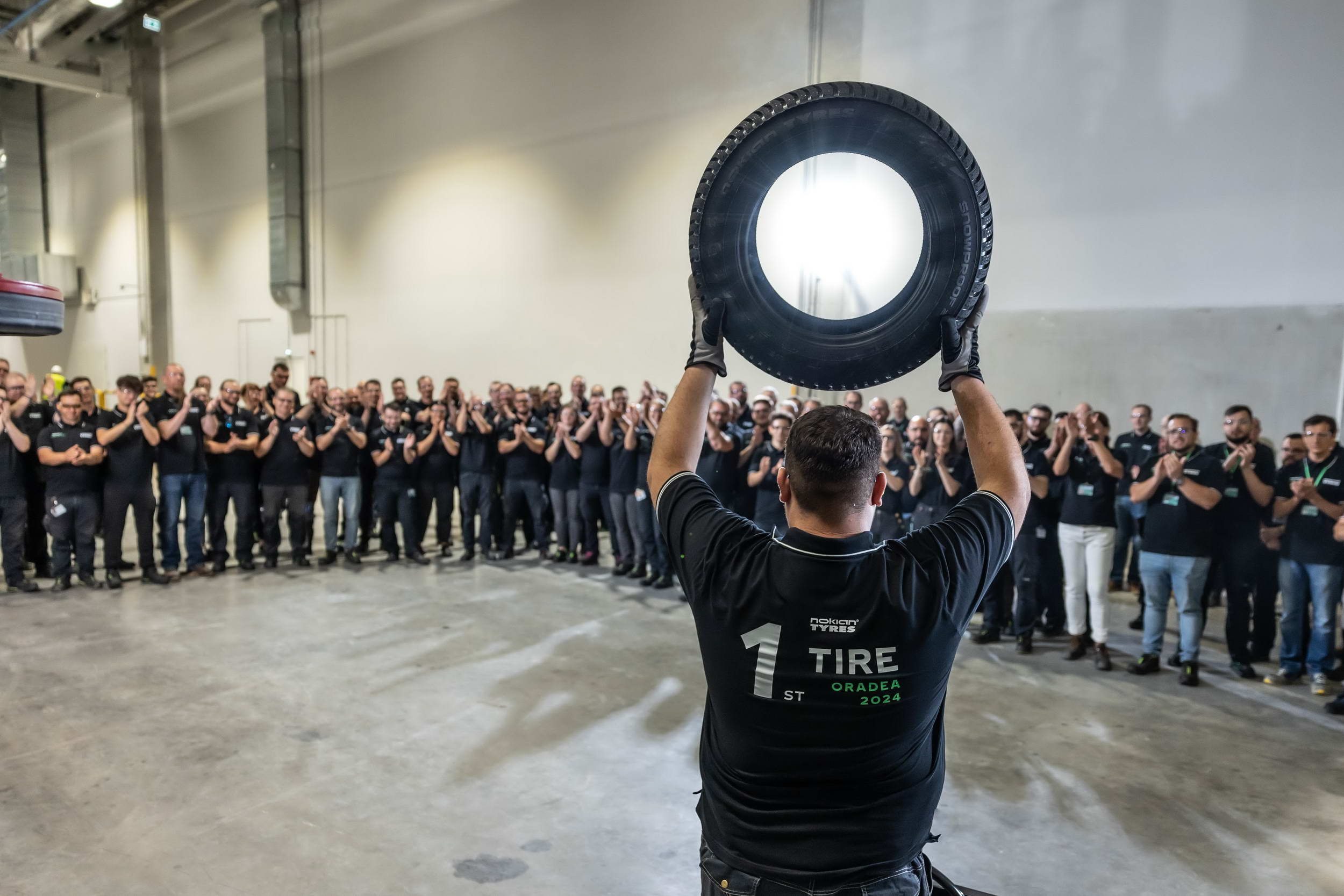 Compania Nokian Tyres anunță că a produs, pe 1 iulie, prima anvelopă în noua sa fabrică pe care o construiește în Oradea, România.