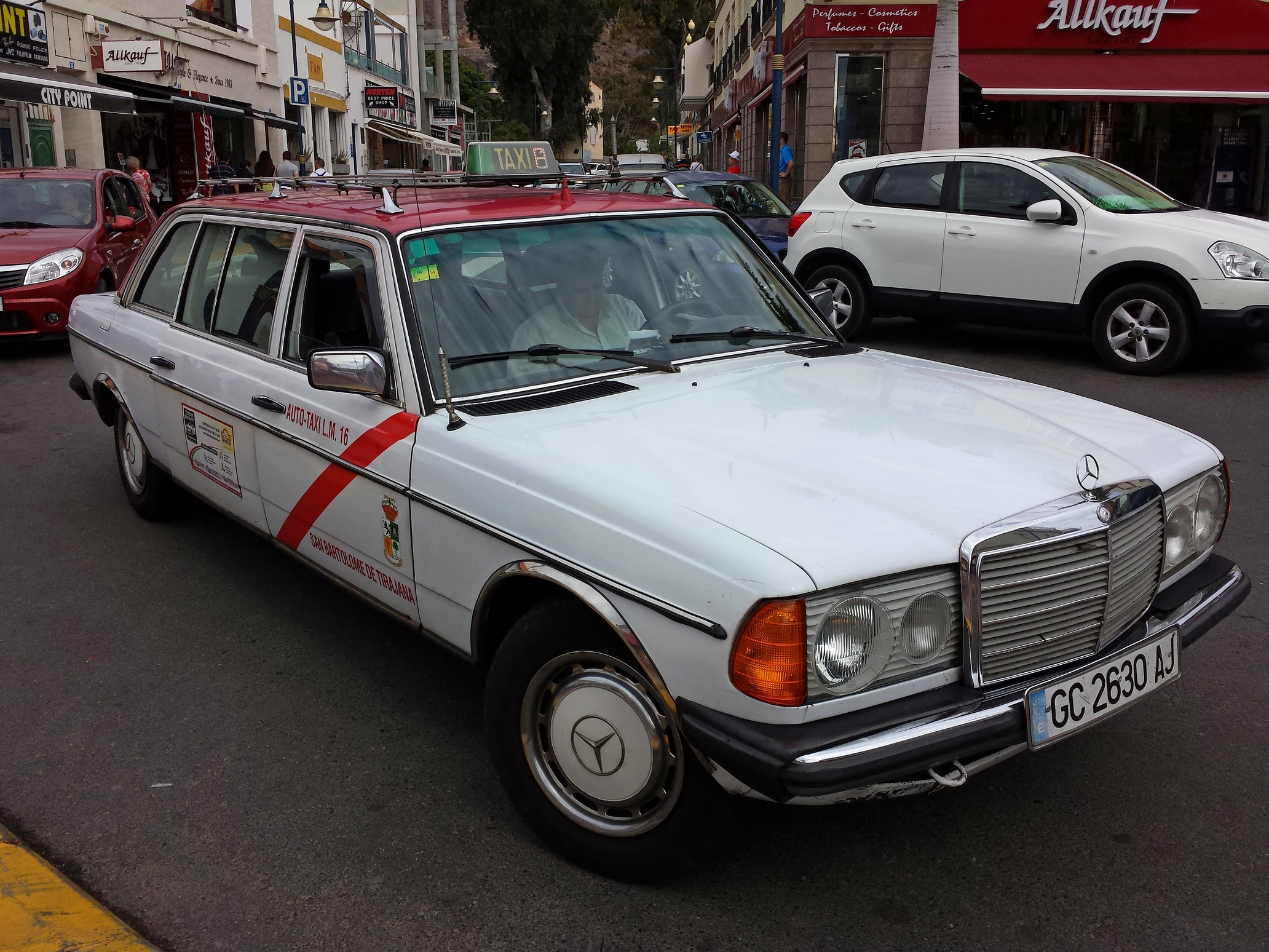 Nu mai puțin de 52 de schimburi de ulei pe an permit unei companii de taxi din Gran Canaria să stabilească un record cu un Mercedes.