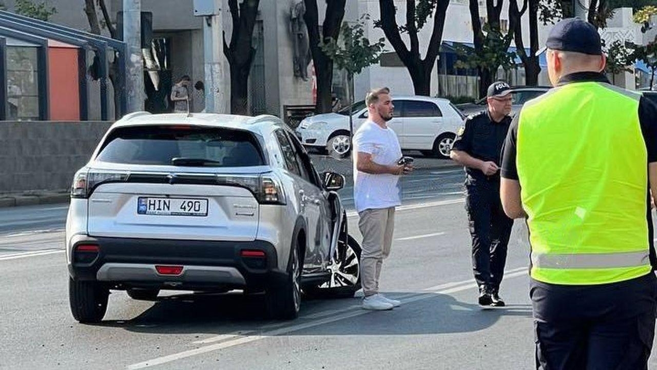 No comment: Cum un șofer și-a avariat mașina după ce ar fi traversat în ultim moment o intersecție