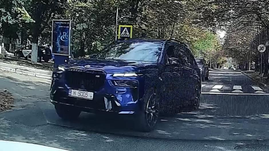 Conducătorul unui BMW X7 M60i a ajuns din urmă un BMW X5, șoferul căruia a încetinit pentru a traversa peste o trecere pietonală.