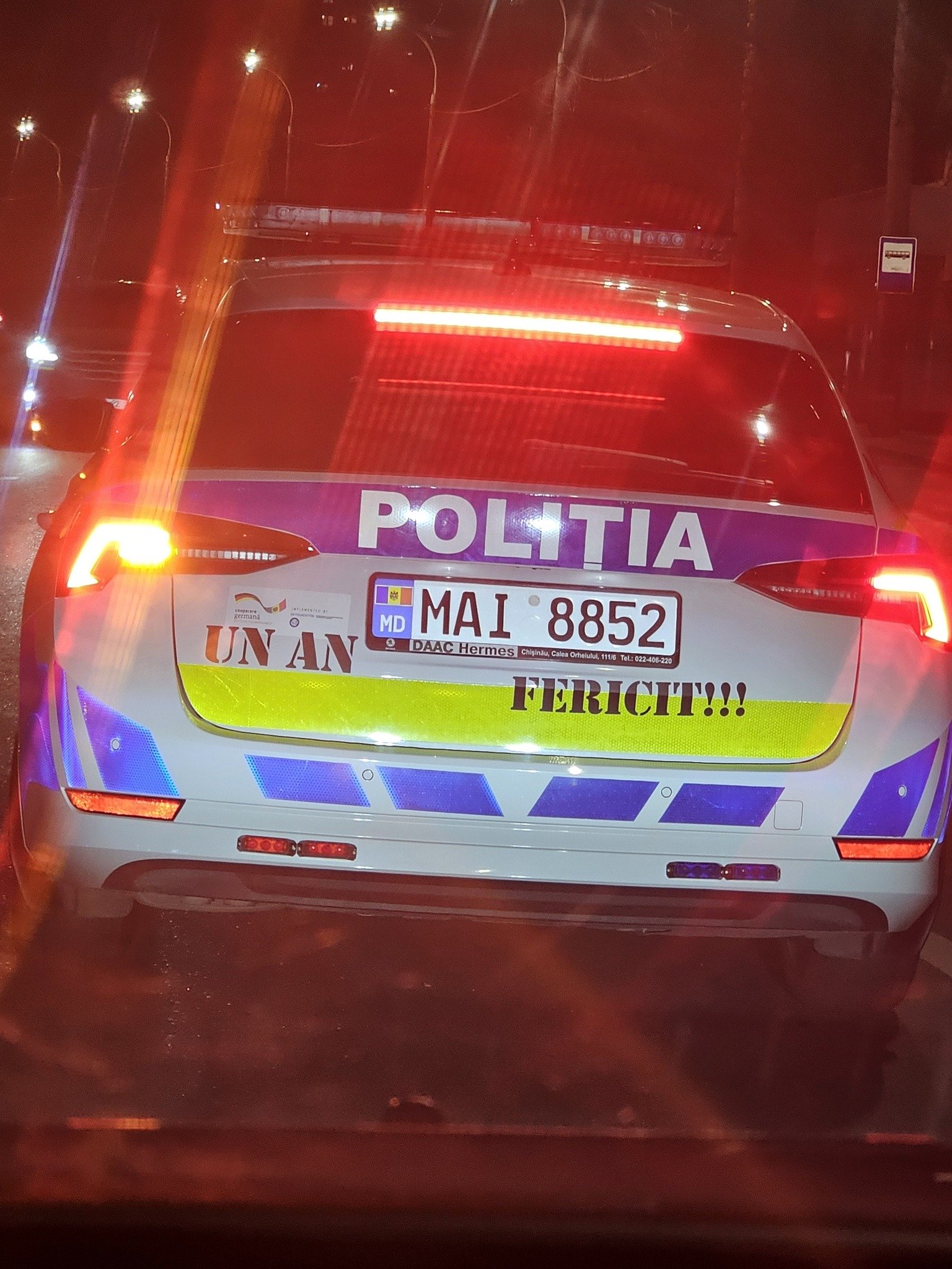 Imaginea zilei: Urarea afișată pe mașini de poliție nu îi oprește pe șoferi din a încălca