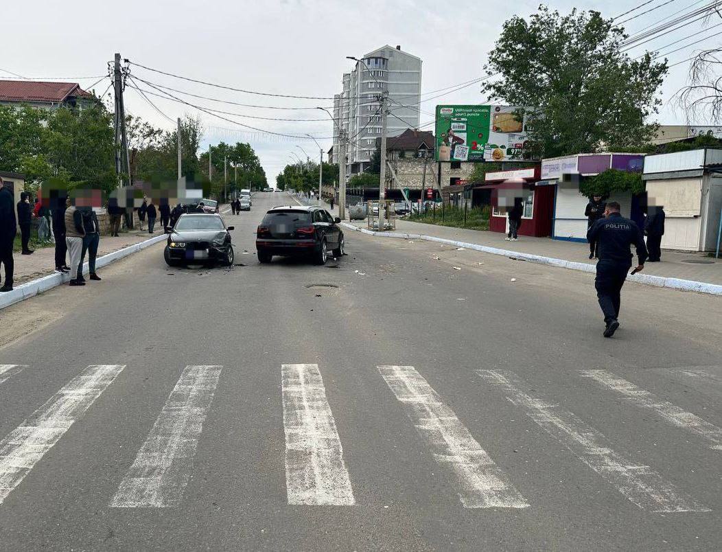(foto) Pieton lovit, după care o mașină. Un șofer beat a provocat un accident grav în Comrat