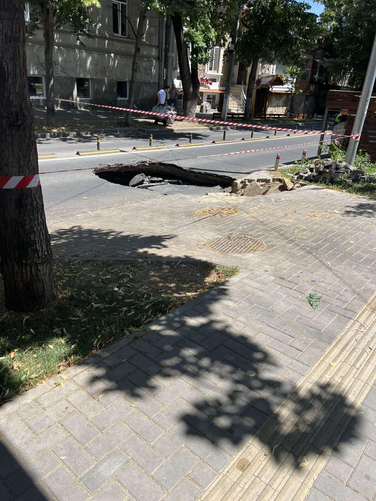 Și din nou o mare problemă a ieșit la iveală pe strada 31 August 1989 din centrul orașului Chișinău. S-a surpat carosabilul.