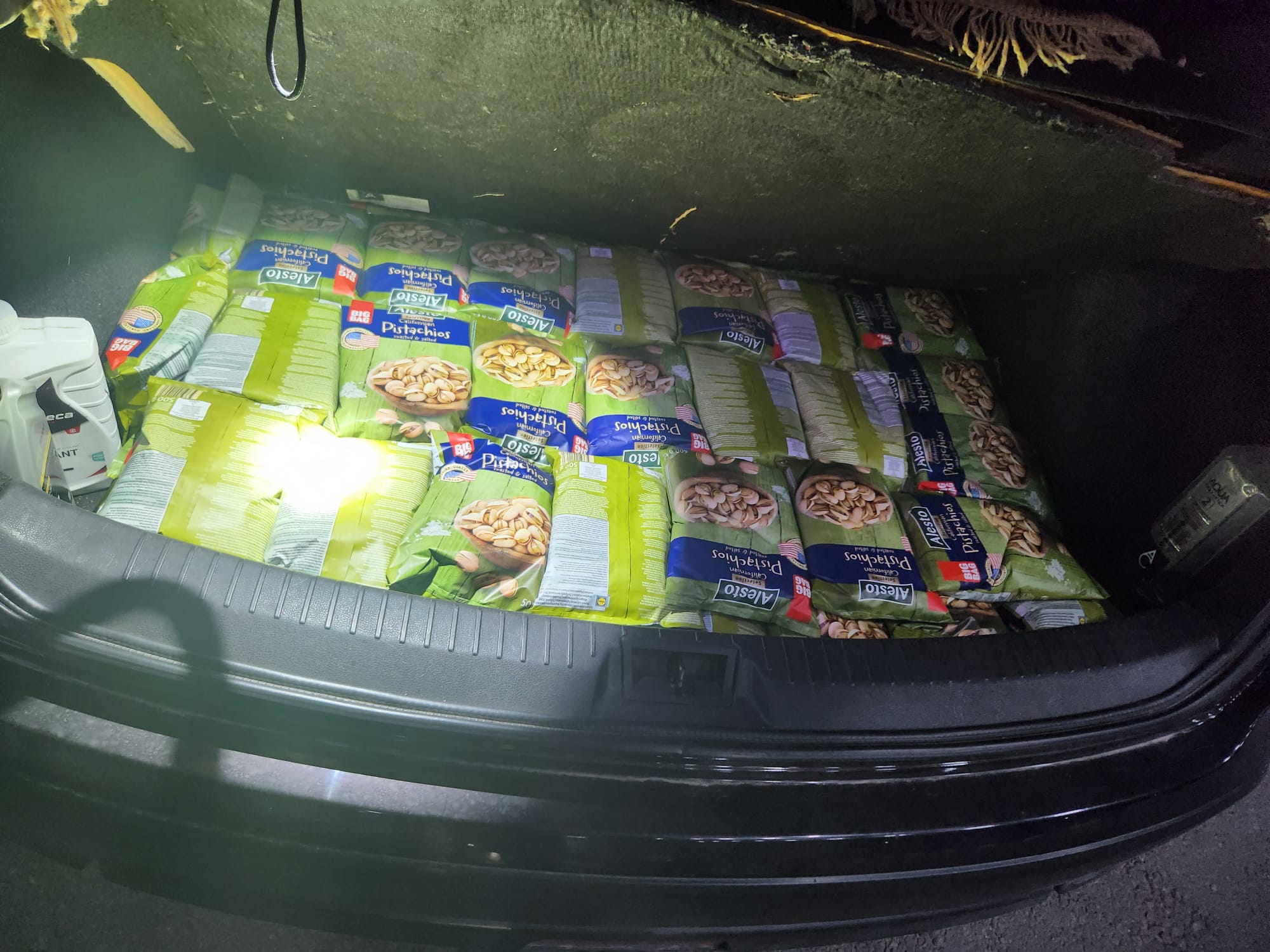 Un lot comercial de fistic, disimulat în diverse spații ale unui automobil, a fost depistat de funcționarii vamali în urma unui control fizic