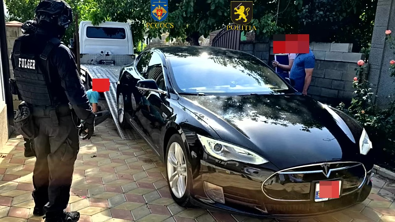 O Tesla Model S a fost ridicată din sudul țării într-un dosar de corupere electorală și spălare de bani. Detalii oficiale.