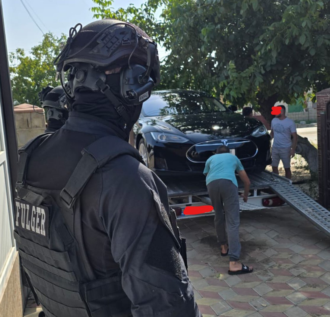 O Tesla Model S a fost ridicată din sudul țării într-un dosar de corupere electorală și spălare de bani. Detalii oficiale.