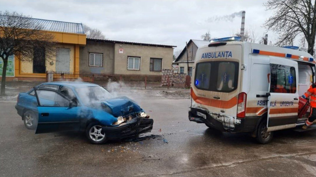 Situație bizară în Bălți. Un șofer s-a ciocnit cu ambulanța în care se afla soția implicată în alt accident