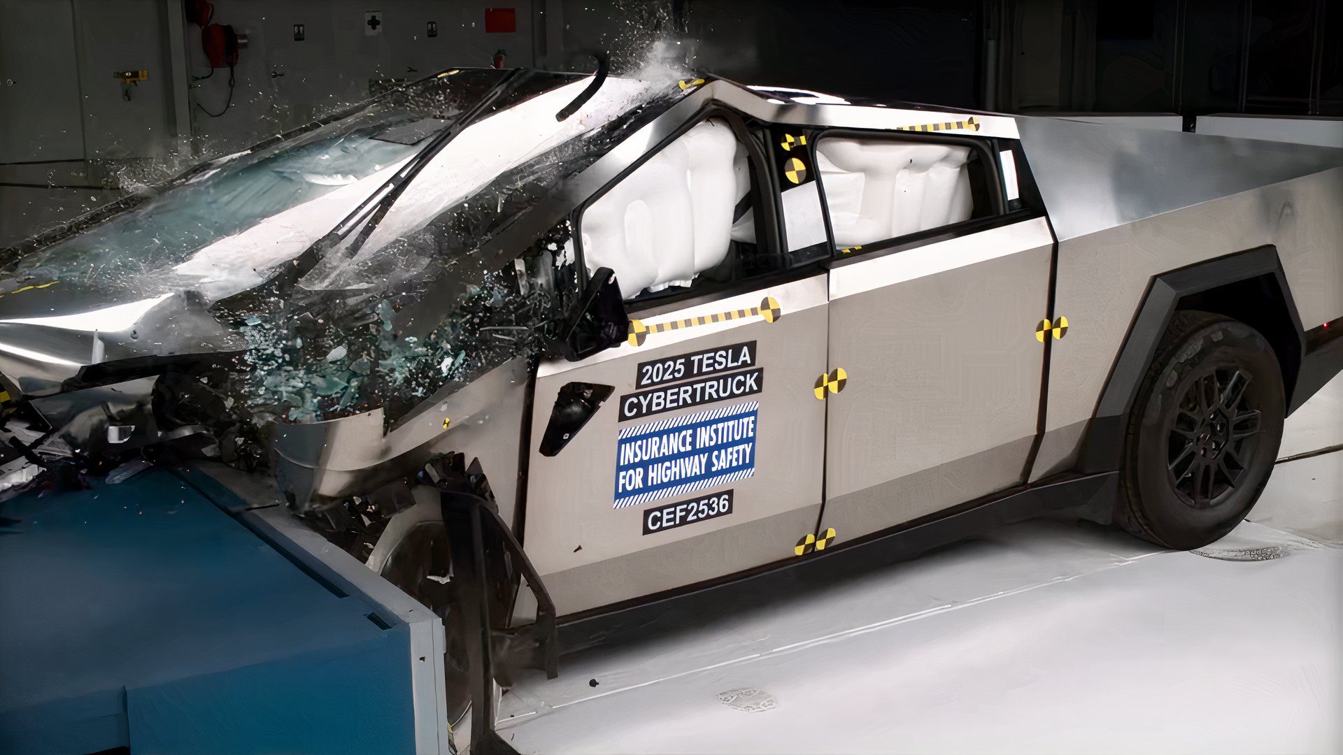 (video) Testat repetat, Tesla Cybertruck a reușit să obțină prestigiosul premiu al IIHS