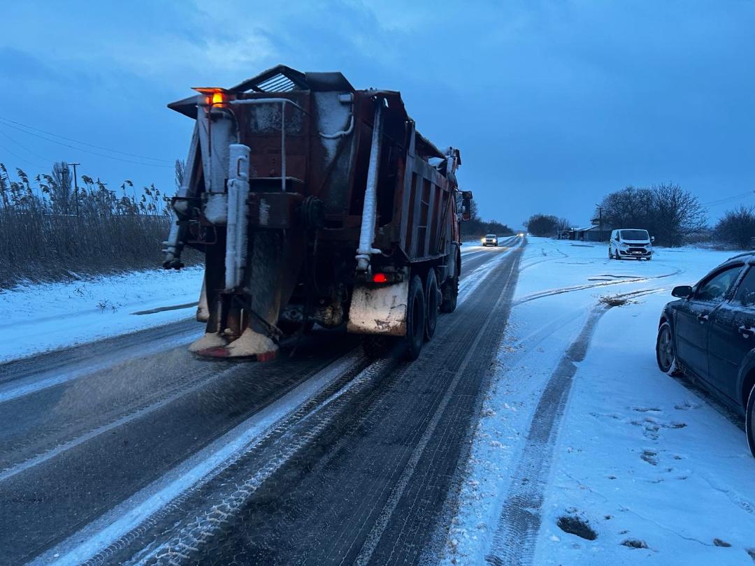 Ninsori, vânt puternic și ghețuș pe drumurile naționale